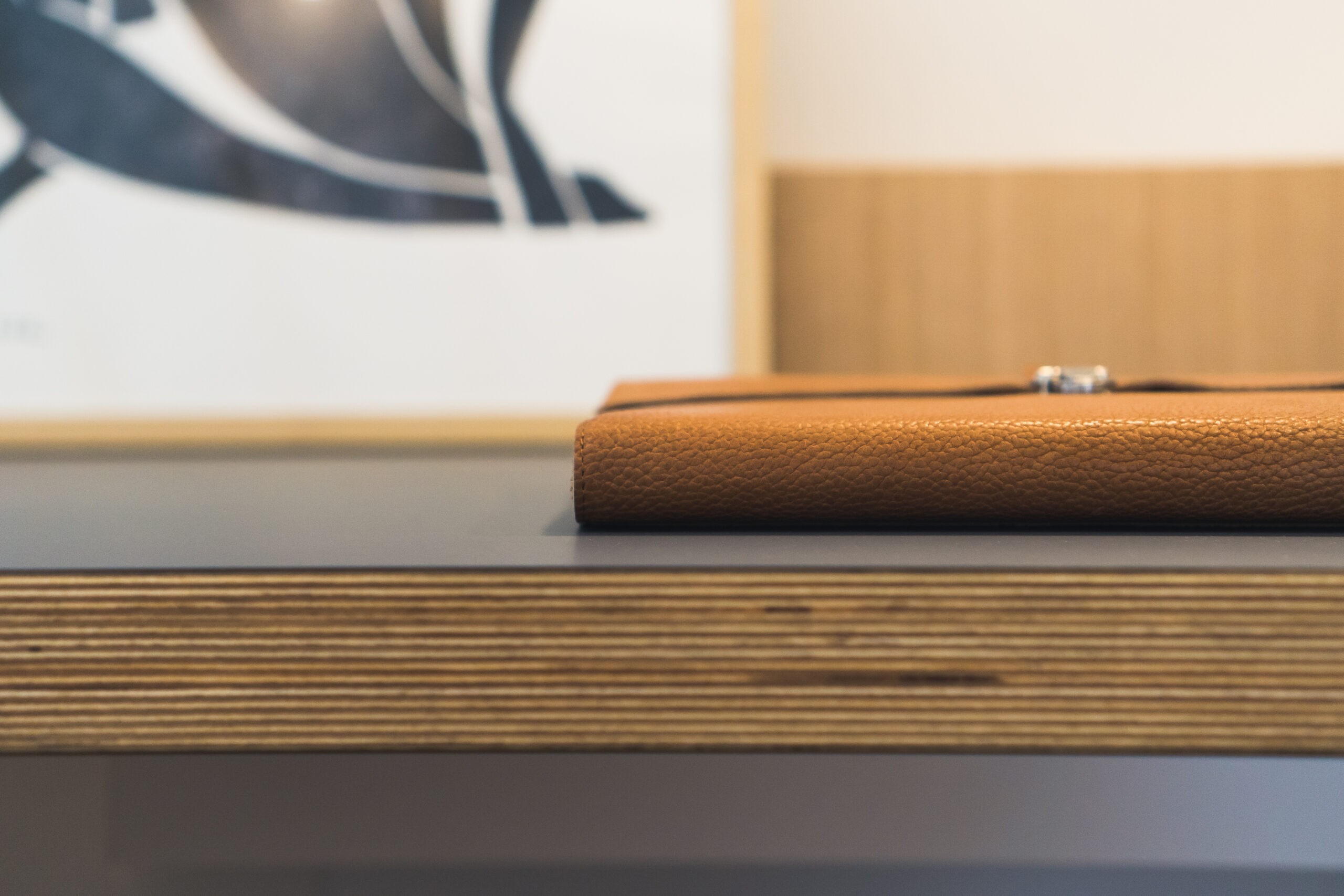 GSS14_Details_Hobby_4000px_04 Hochwertiges Leder-Notizbuch auf einem Tisch